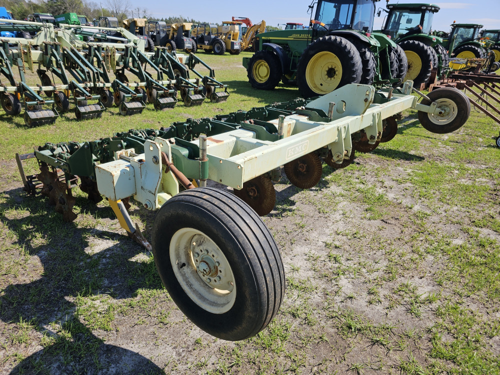 #781 - KMC 6 Row Ripper Bedder | DeMott Auction