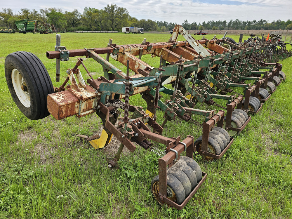 813A KMC 8 Row Strip Till Rig DeMott Auction