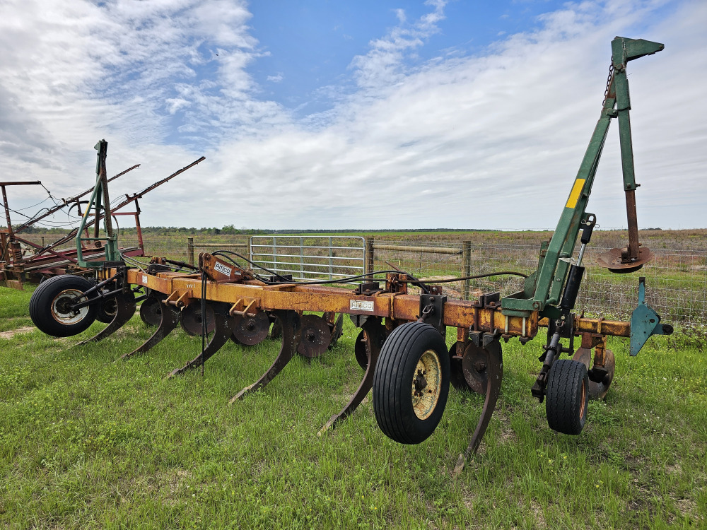 #736 - Amco 6 Row Ripper Bedder | DeMott Auction