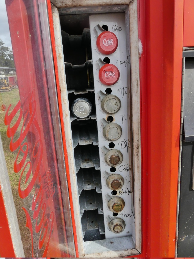 #179 - Antique Coca Cola Machine (1959-1960) | DeMott Auction