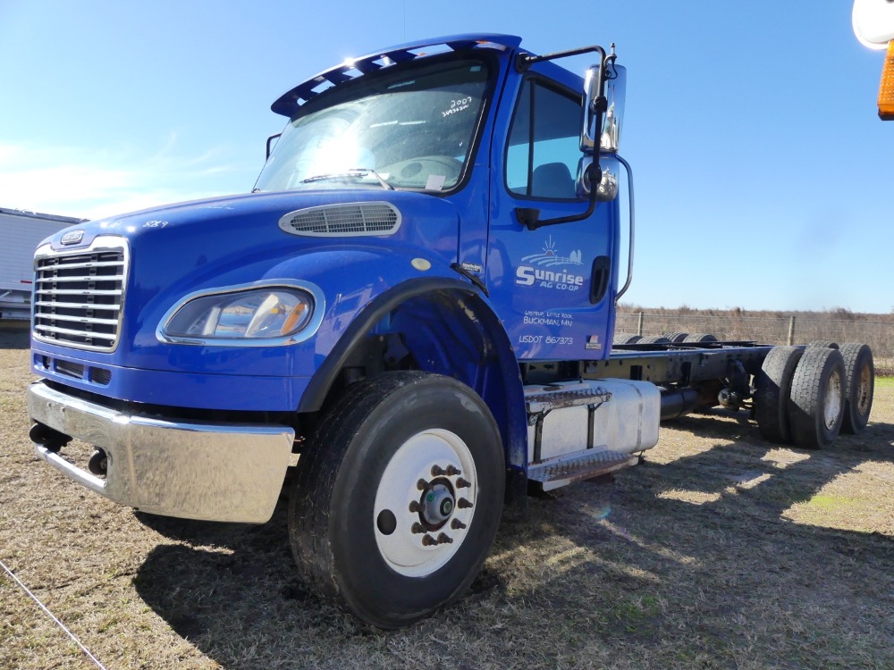 Freightliner Bring #1367 - 2007 Freightliner | DeMott Auction
